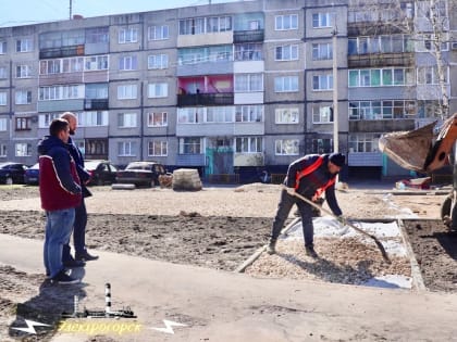 ВрИП Главы Александр Кулаков проверил ход работ по установке детской игровой площадки во дворе домов 6, 7 и 10 по улице Кржижановского