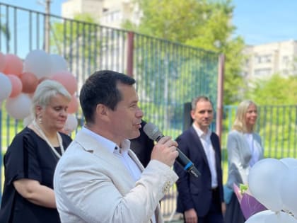 Справедливороссы Московской области поздравили выпускников с Последним звонком