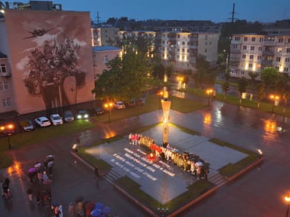 В Серпухове из 1900 свечей выложили четверостишие о войне