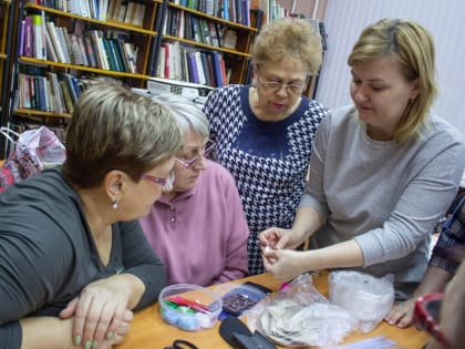 На прошедшем мастер-классе творческой мастерской «PRO-творчество» зарайские мастерицы создавали вазу из бечевки.
