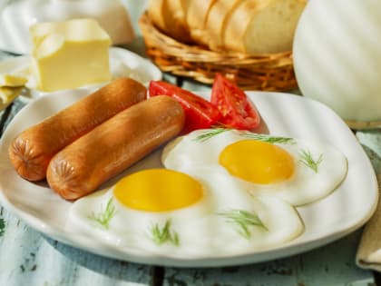 Экономист Долгова: Слабый рубль приведет к подорожанию молока, колбасы и яиц