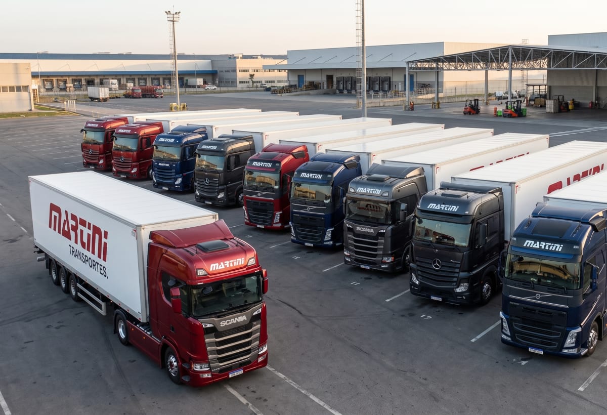 Frota da Martini Transportes alinhada no pátio