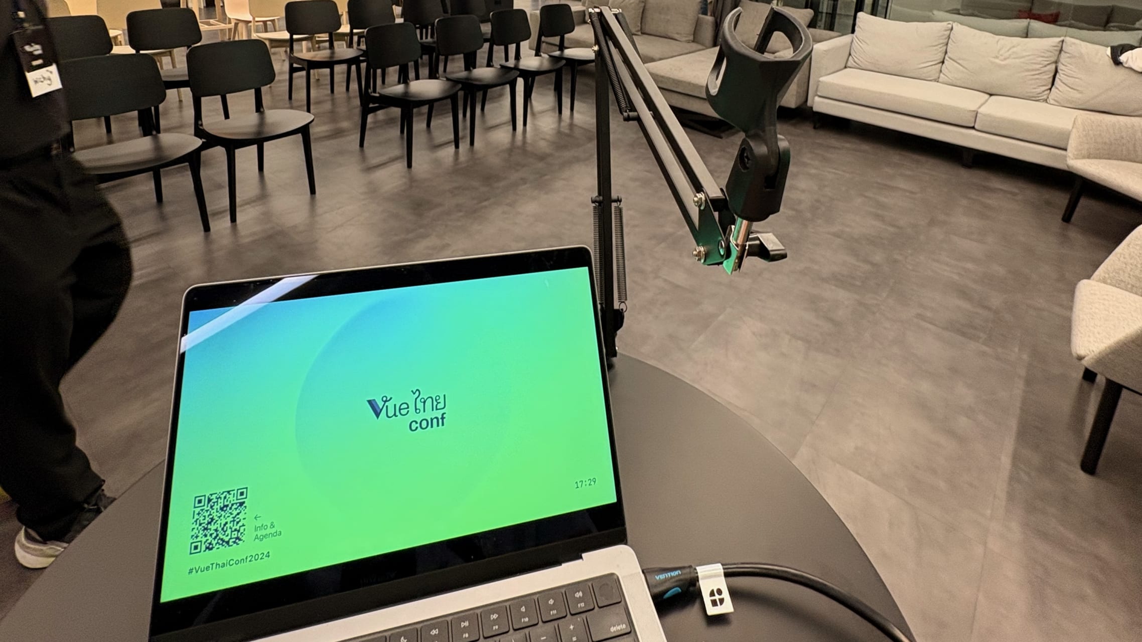 วิดีโอลูปบนคอมของผมที่กำลังต่อจอออกไป