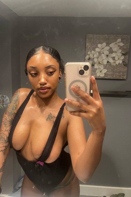 HMU IF YOU TRYNA HAVE ALL KINDS OF NAUGHTY 🍆💦 FUN AND NASTY GAMES 👅NO CONDOM SEX 🍑🍆 & CLEAN TITS PUSSY SPECIALS BOOBS SATISFY