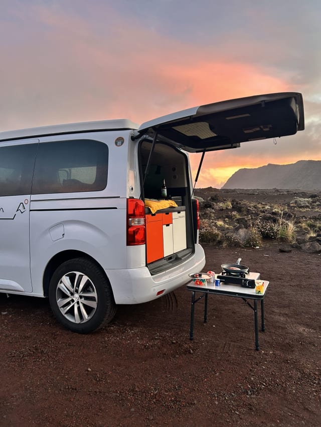 Donovan Peugeot Panama U10 — vue extérieure