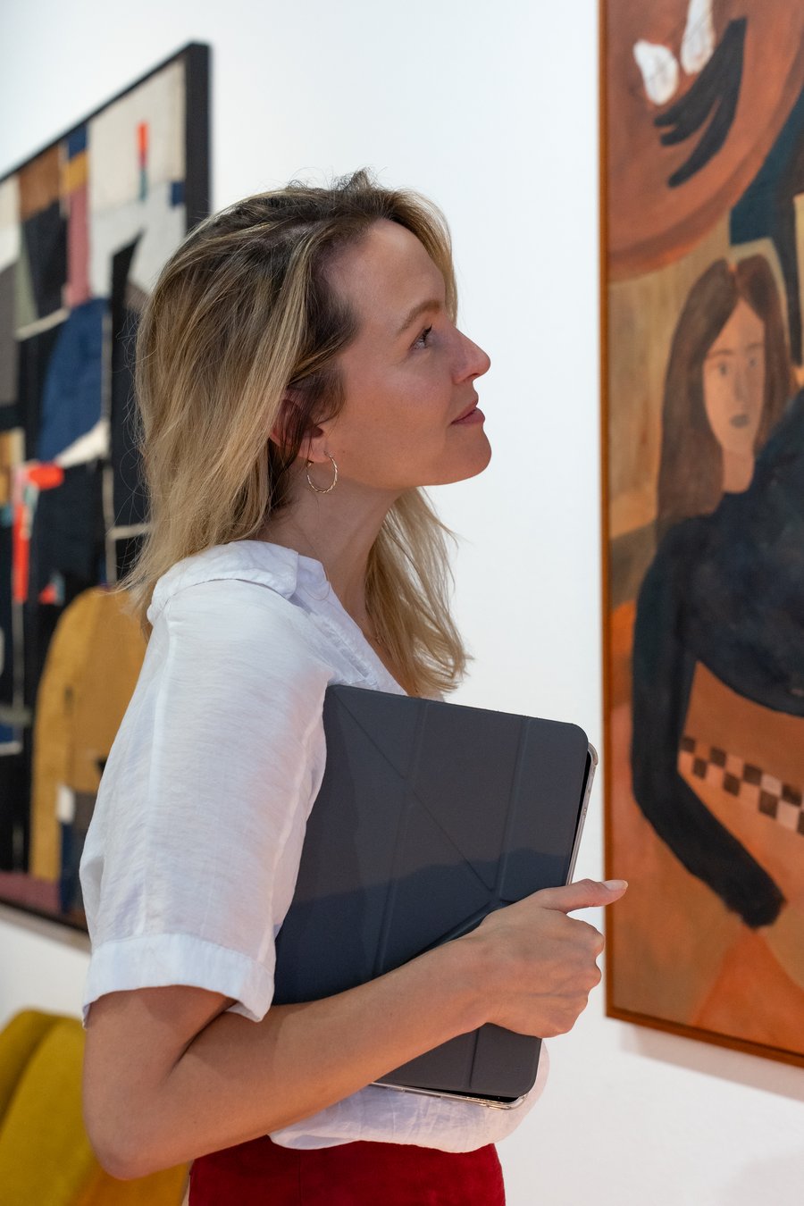 Anna Wallace at a gallery
