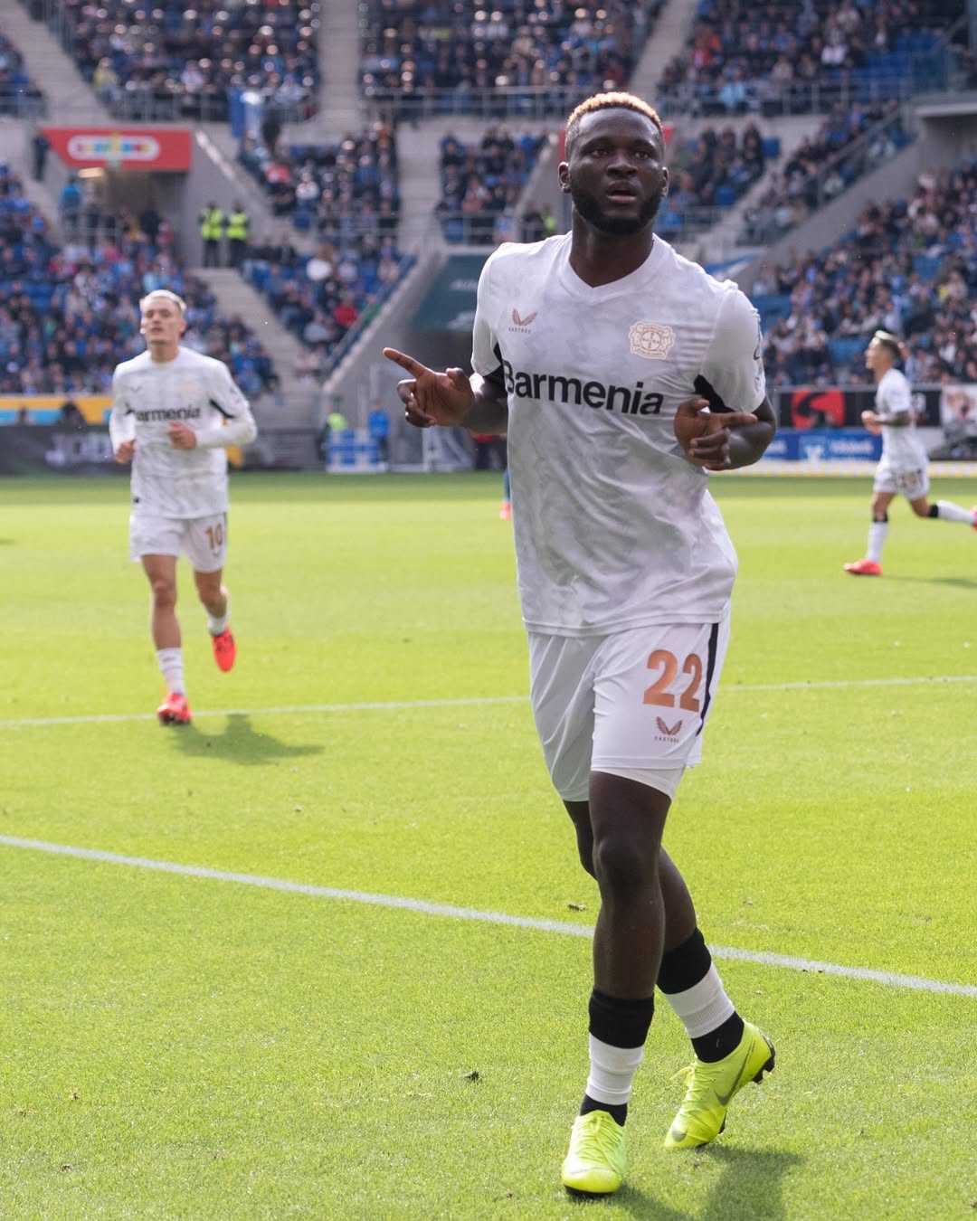 Victor Boniface em ação em jogo pelo Bayer Leverkusen