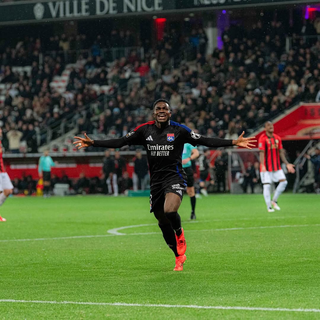 Ernest Nuamah em ação com a camisola do Lyon em campo