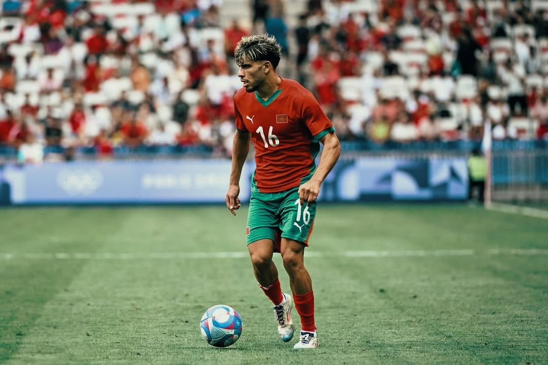 Abde Ezzalzouli em ação no campo com a camisa do Real Betis