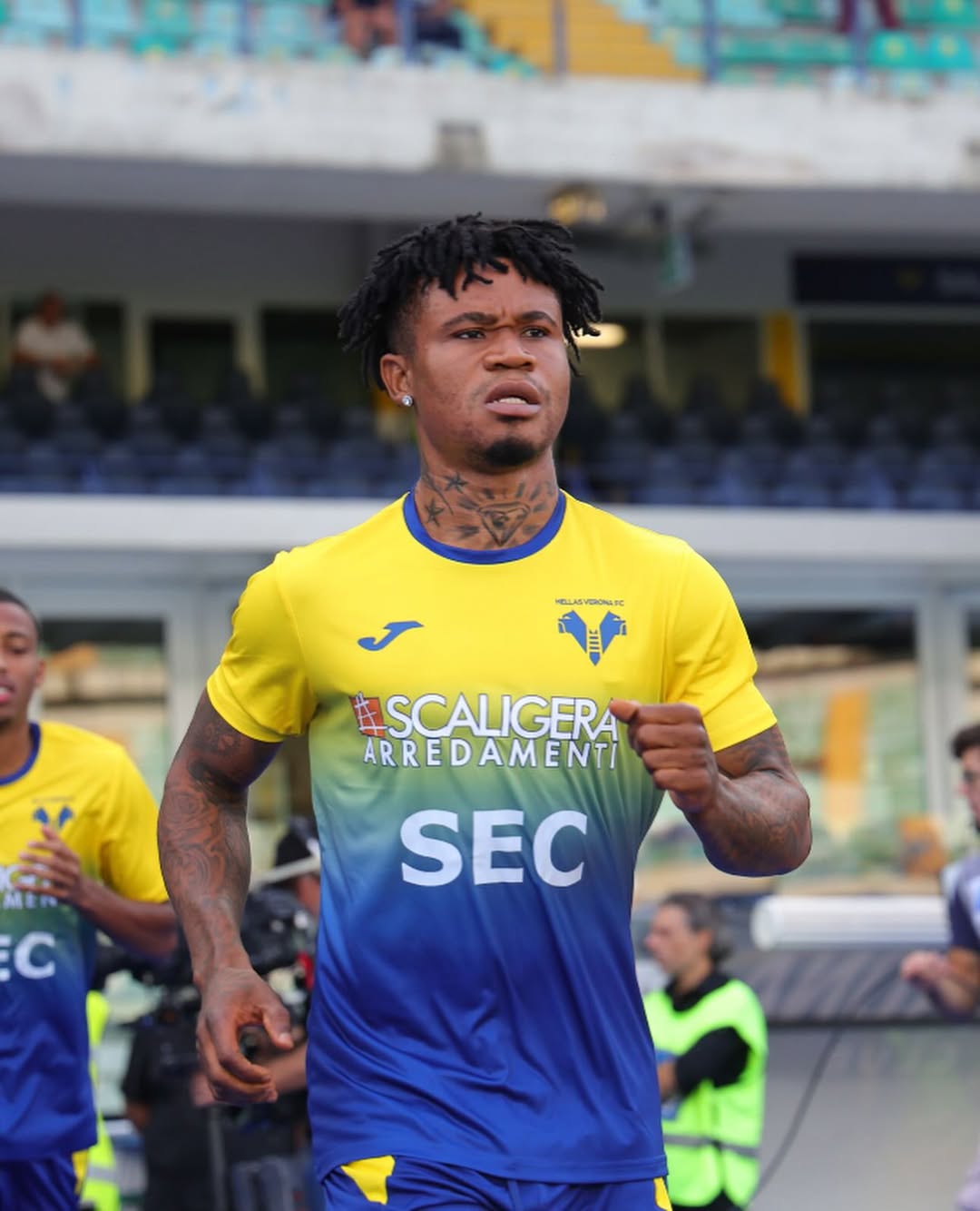 Gift Orban em ação no campo, representando o Gent