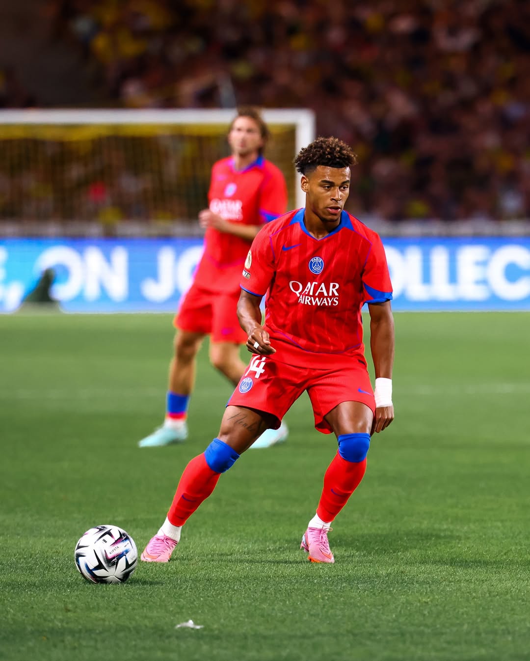 Désiré Doué em ação com a camisola do Stade Rennais no campo
