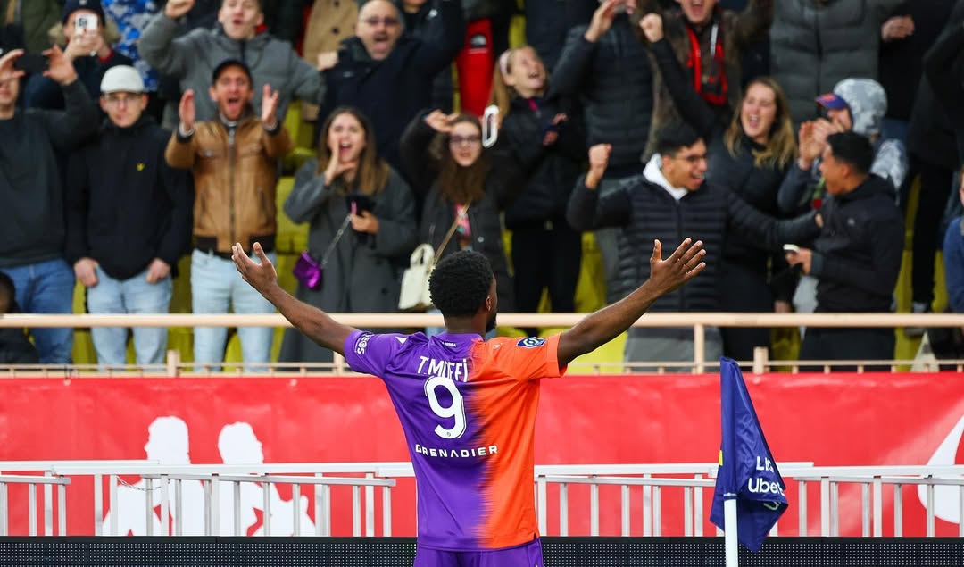 Terem Moffi em ação com a camisola do Nice em campo