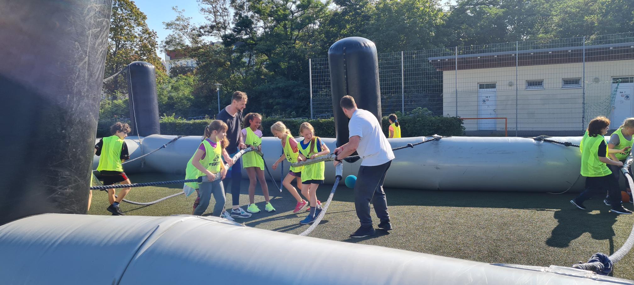Kinder beim gemeinsamen Sport auf dem Schulhof