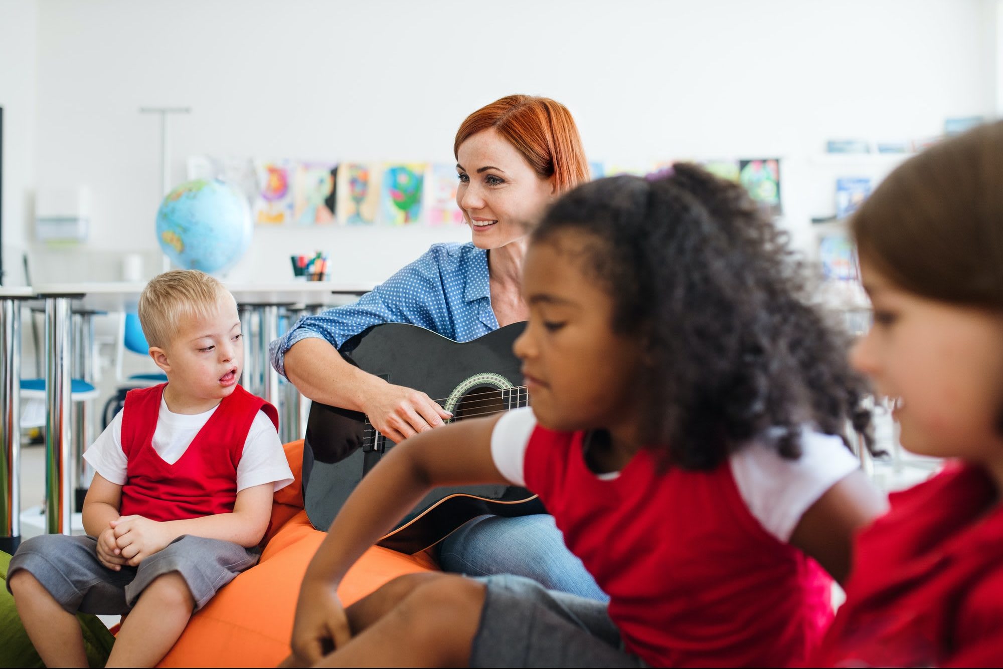 Kinder beim gemeinsamen Musizieren an der Paul-Moor-Grundschule