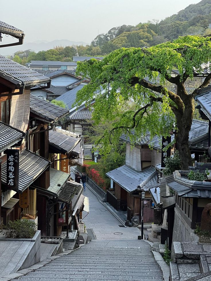 Ninenzaka stone path