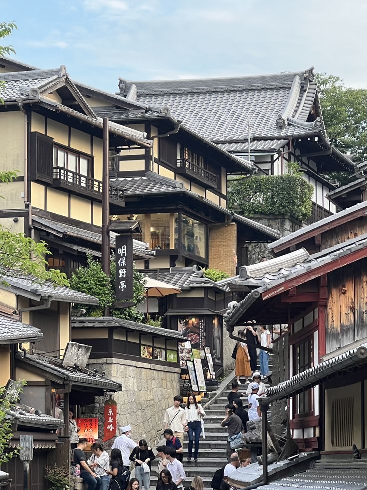 Ninenzaka autumn street