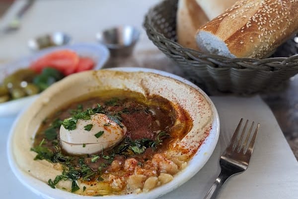 בדוסה - חומוס פול שקשוקה