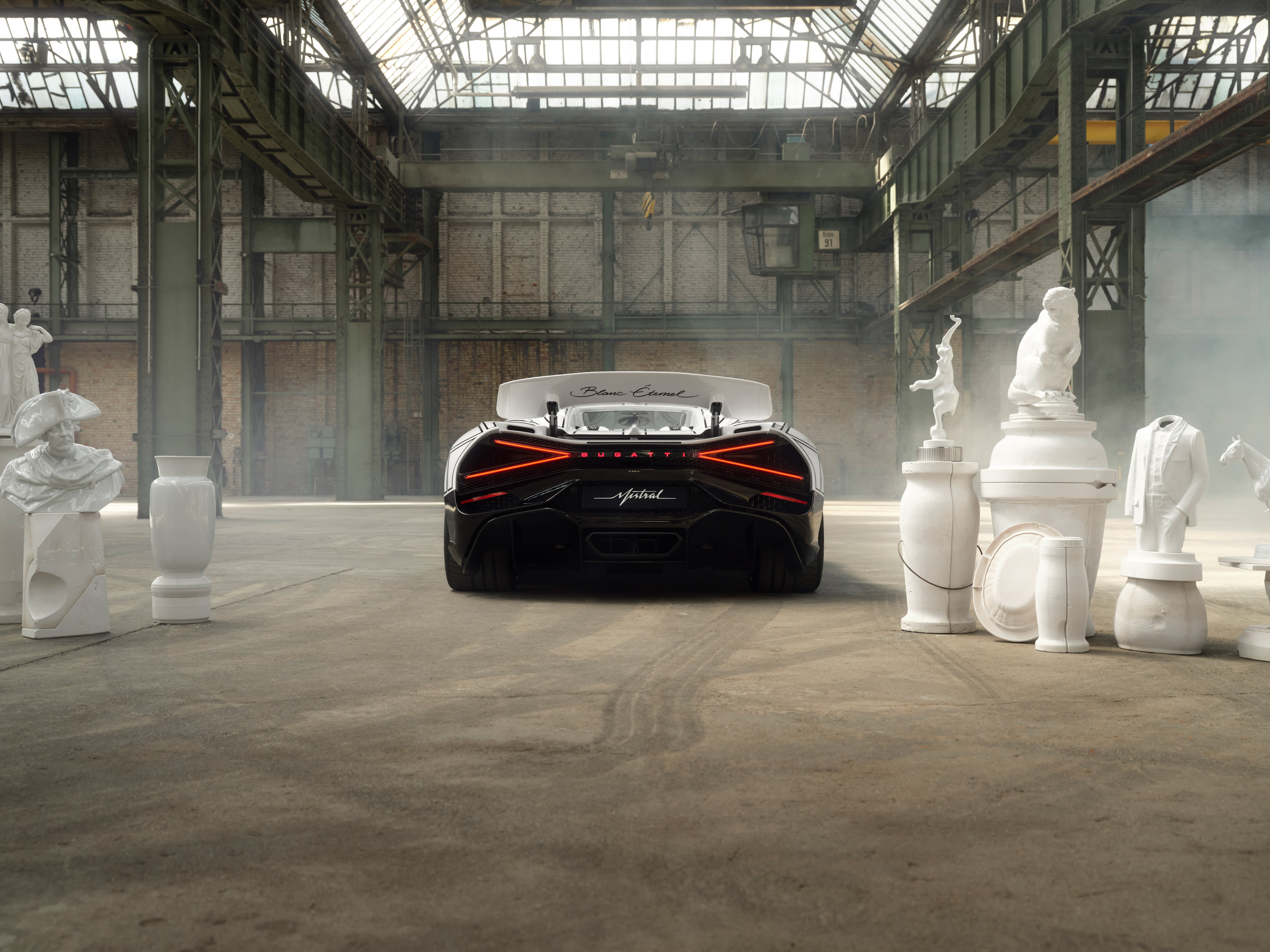 Bugatti W16 Mistral Blanc Éternel: a one-off, porcelain-trimmed farewell to the W16 - photo 3
