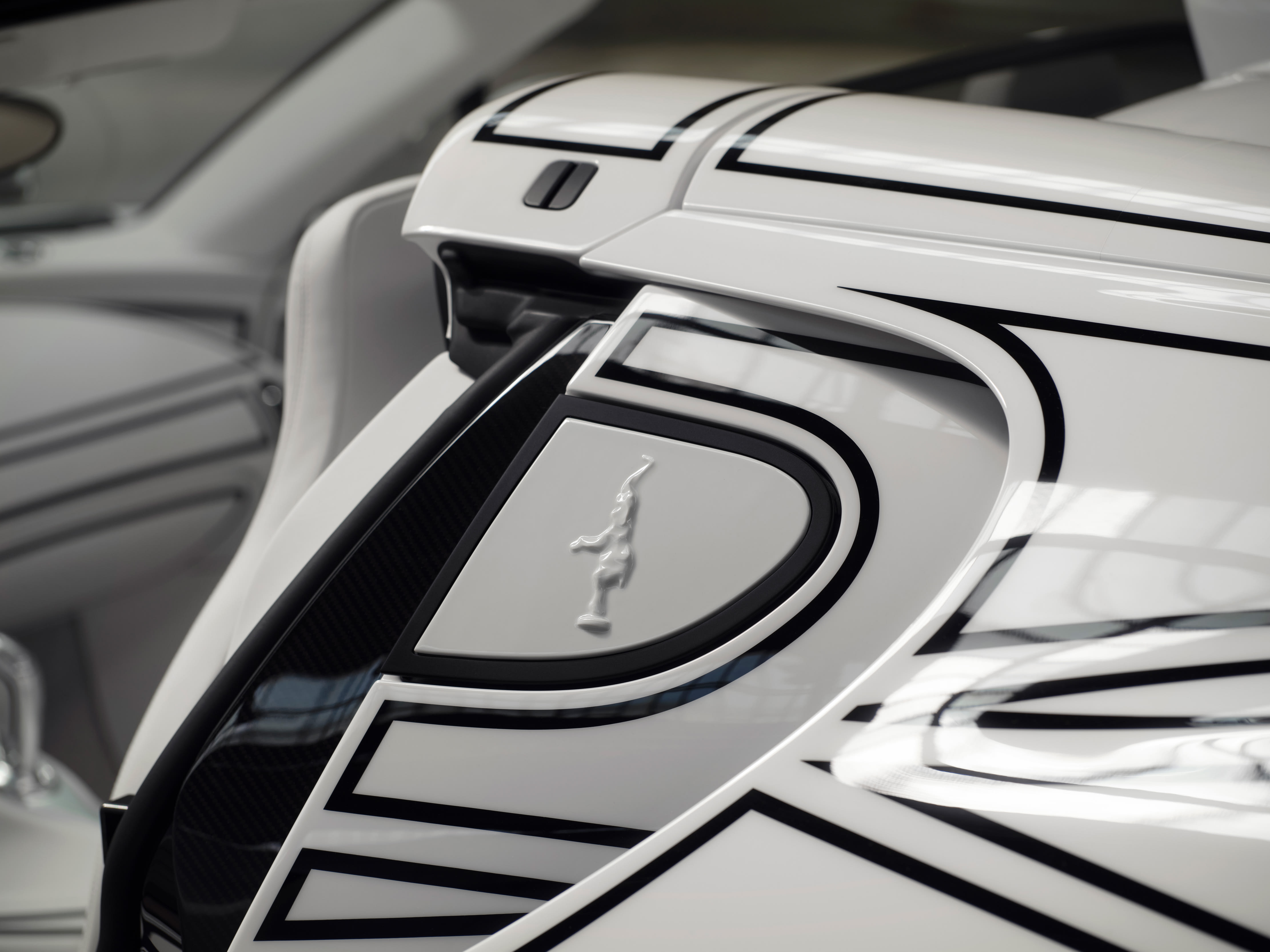 Bugatti W16 Mistral Blanc Éternel: a one-off, porcelain-trimmed farewell to the W16 - photo 7