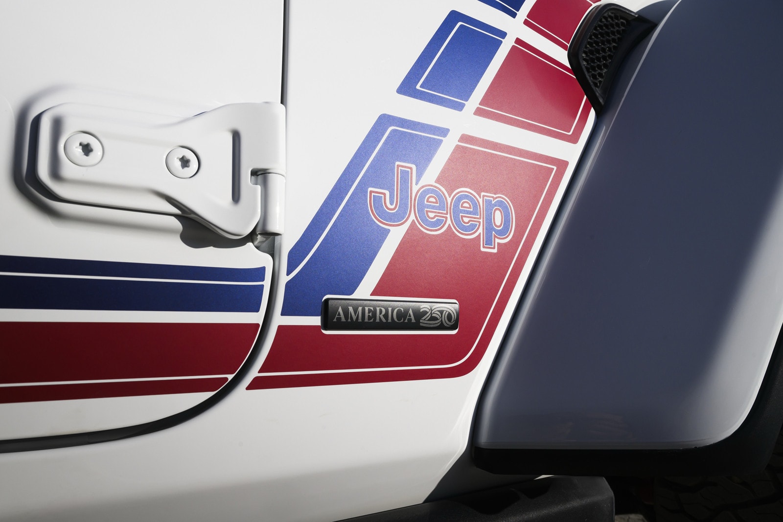 Jeep Wrangler America250: Captain America shield on the spare, V8 optional, $2,095 premium — photo 6