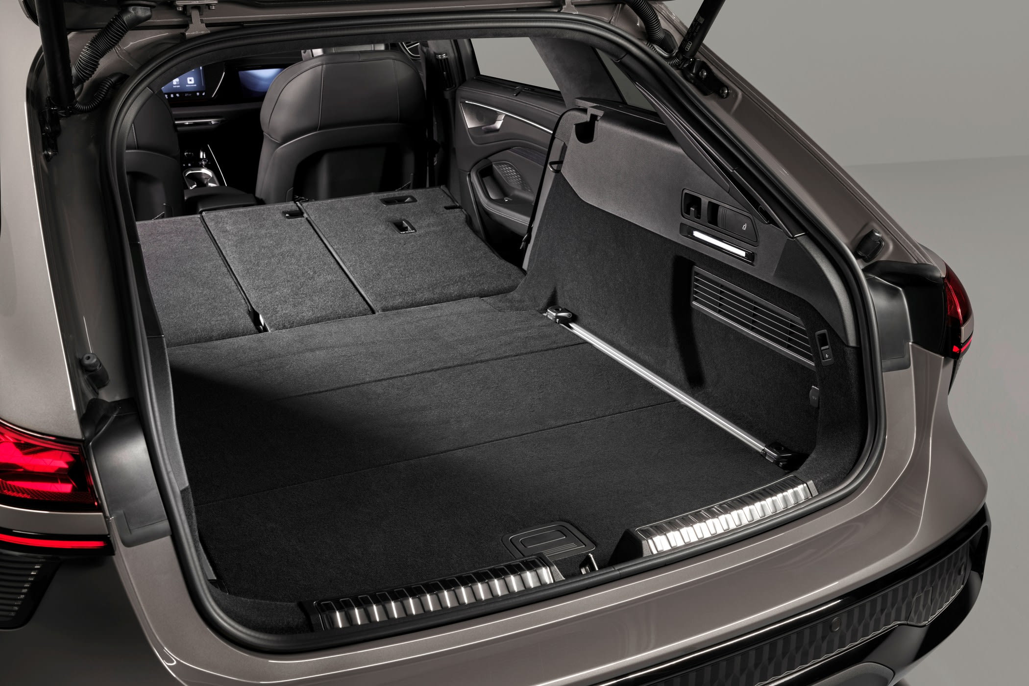 Audi A6 allroad revealed: air suspension as standard and a 367 hp plug-in hybrid - photo 11