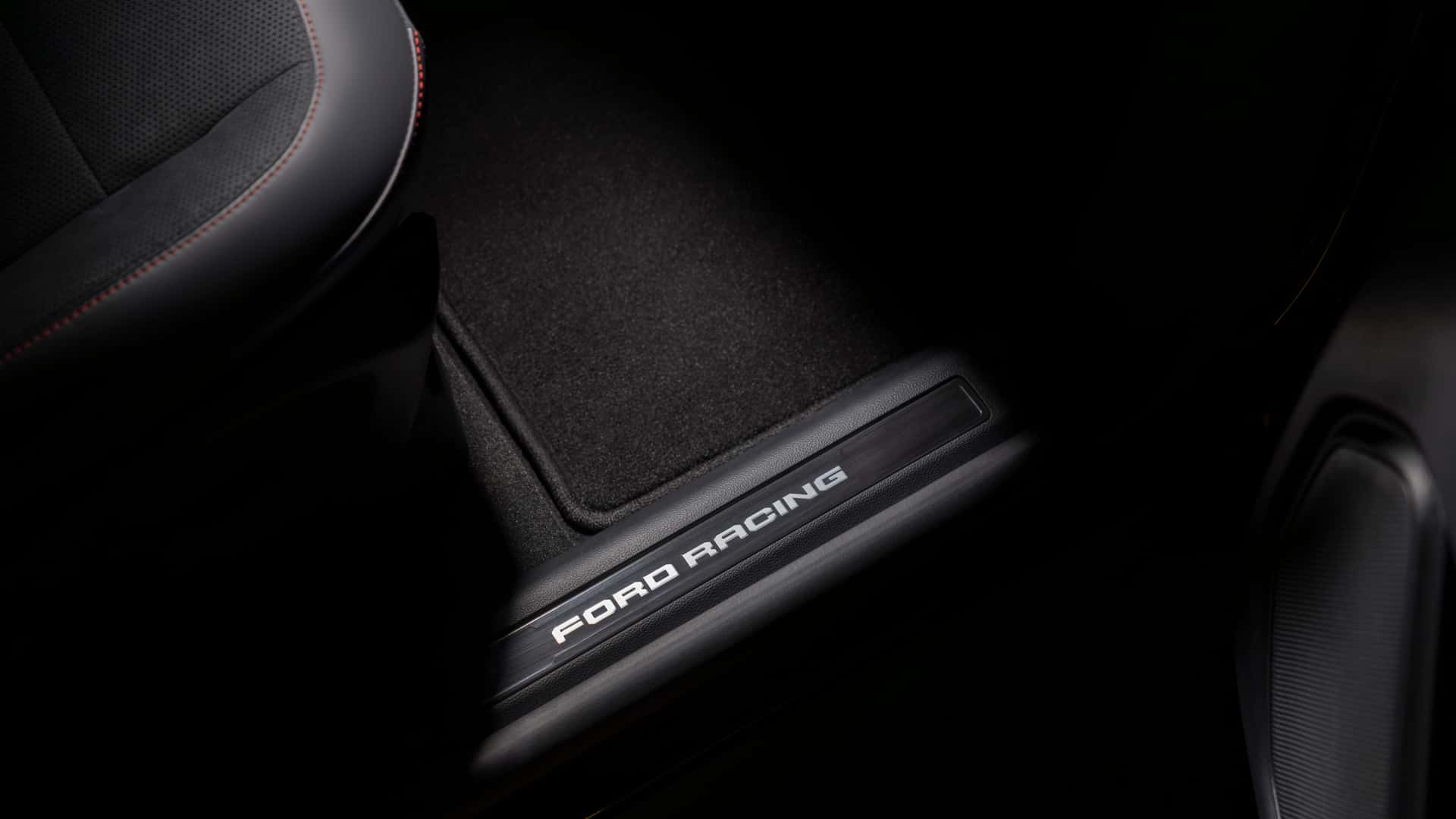 Ford adds factory blackout package to the Explorer ST for $1,695 - photo 9