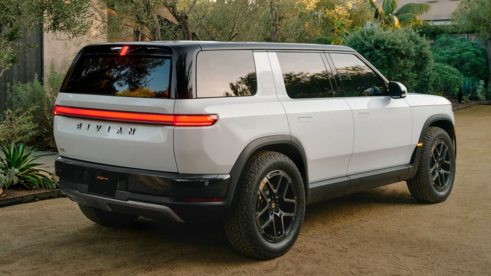 Rivian R2 deliveries begin: the $48,490 SUV the company is built around - photo 3