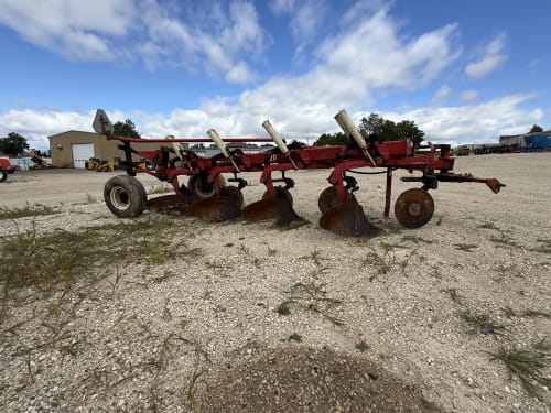 IH 720 Moldboard Plow