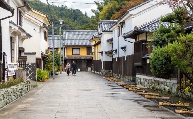 Japan Travel Inspiration 03: Enjoy a Leisurely Walking Tour Through the Charming Old Town of Ozu & Interact with the Locals