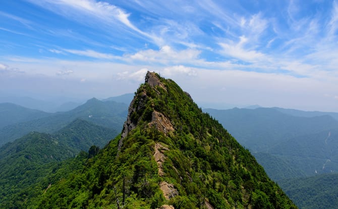 陶醉在庄严的山与大自然中。体验山岳信仰和陶艺