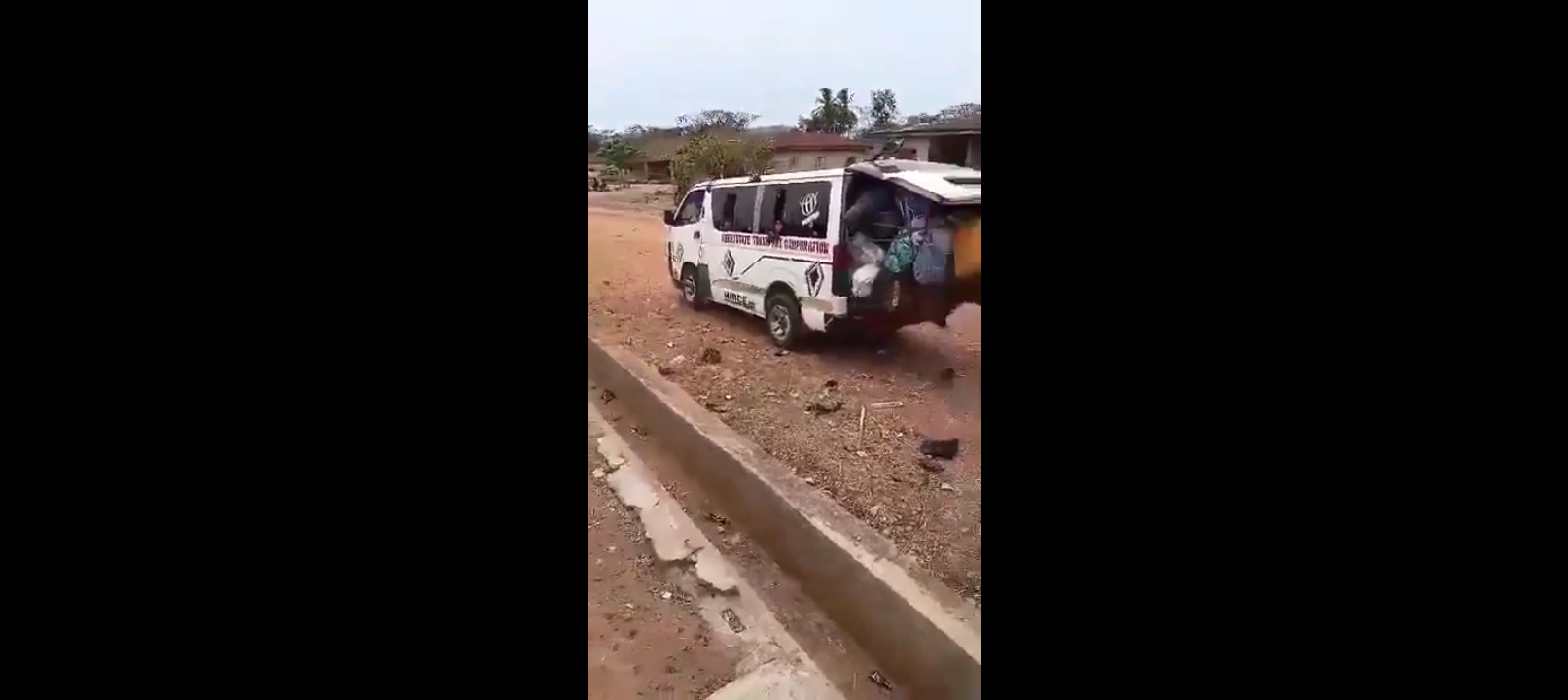 Trending video of Mass Exodus in Kwara as Okan Oyan Residents Flee Repeated Bandit Attacks