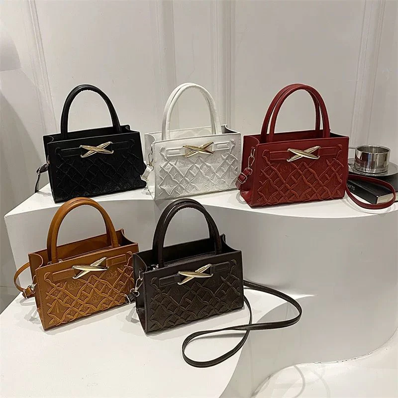 Fashionable and luxurious women's handbag thumbnail