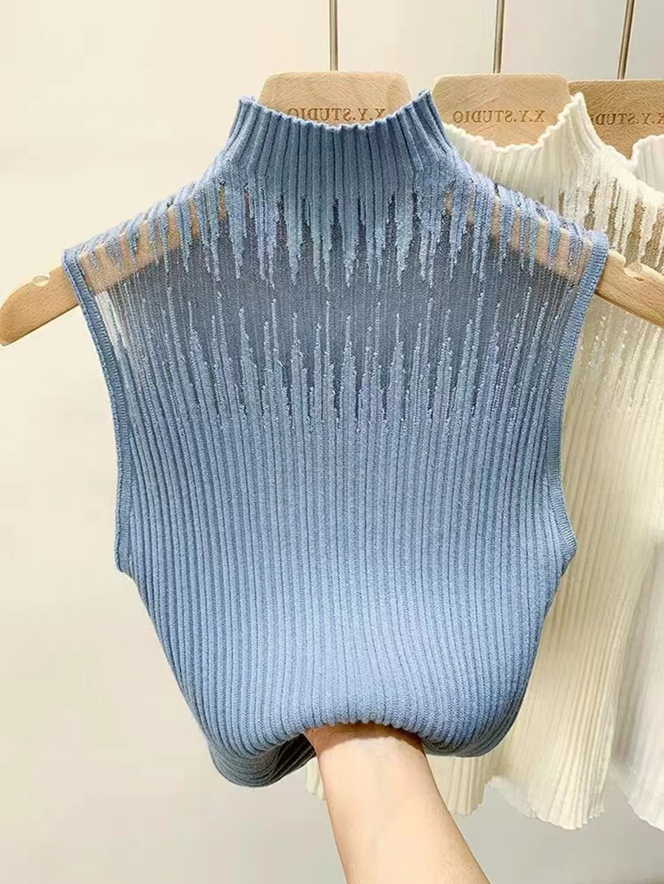 New sleeveless knit top for women