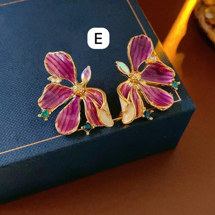 fashionable, exquisite and elegant earrings thumbnail