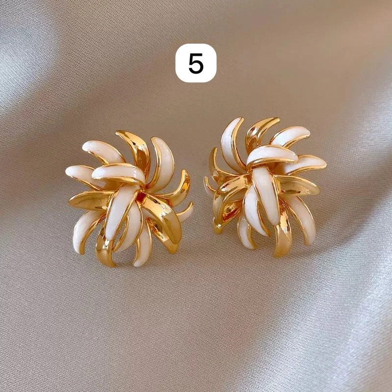 exquisite and elegant earrings thumbnail