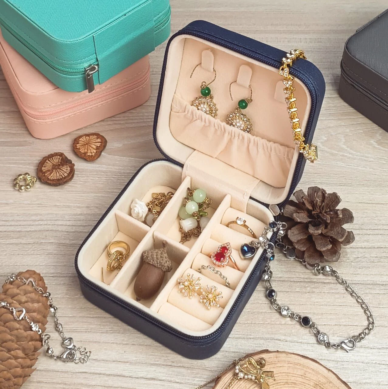 Portable, luxurious mini jewelry box thumbnail