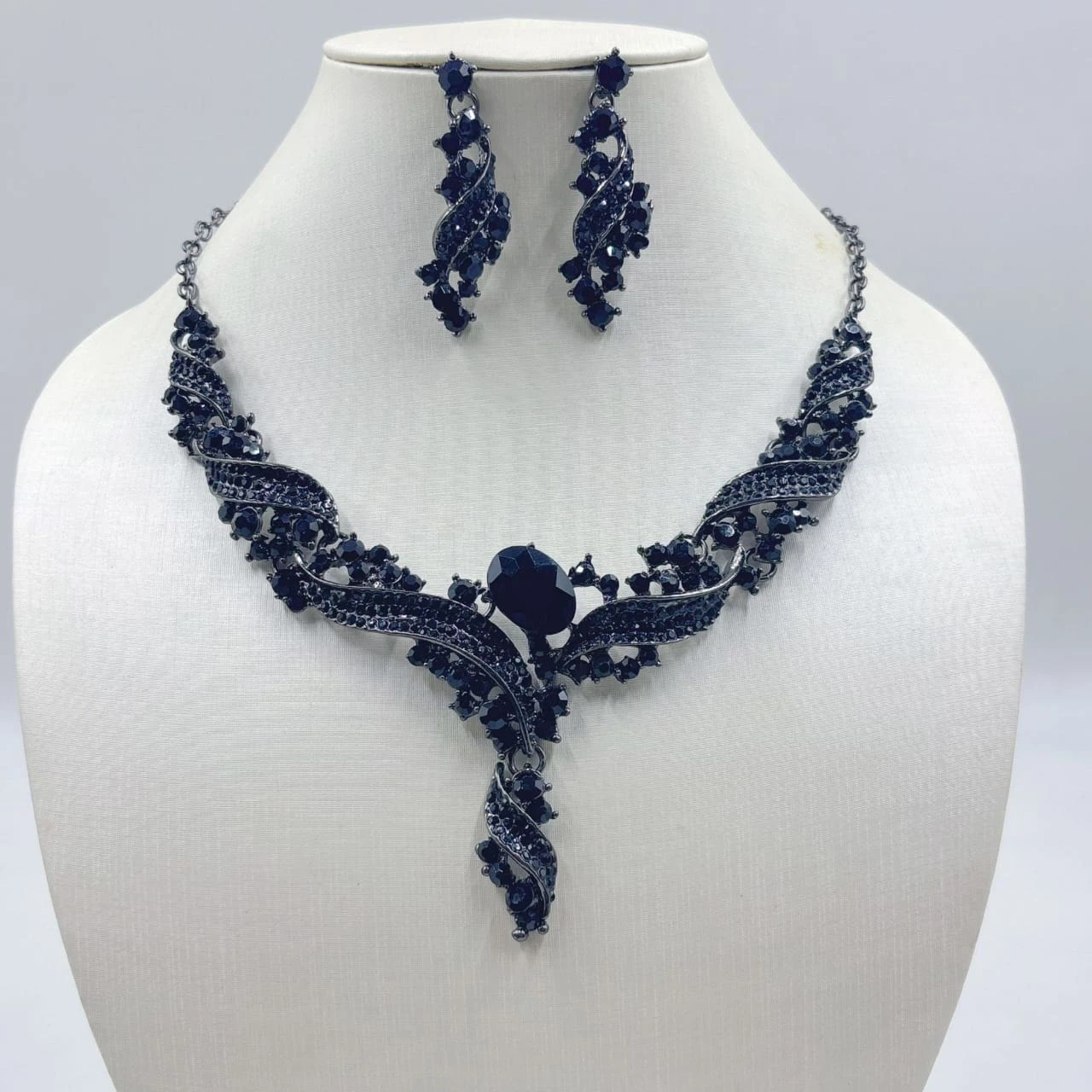 Exaggerated Necklace Earrings Set thumbnail