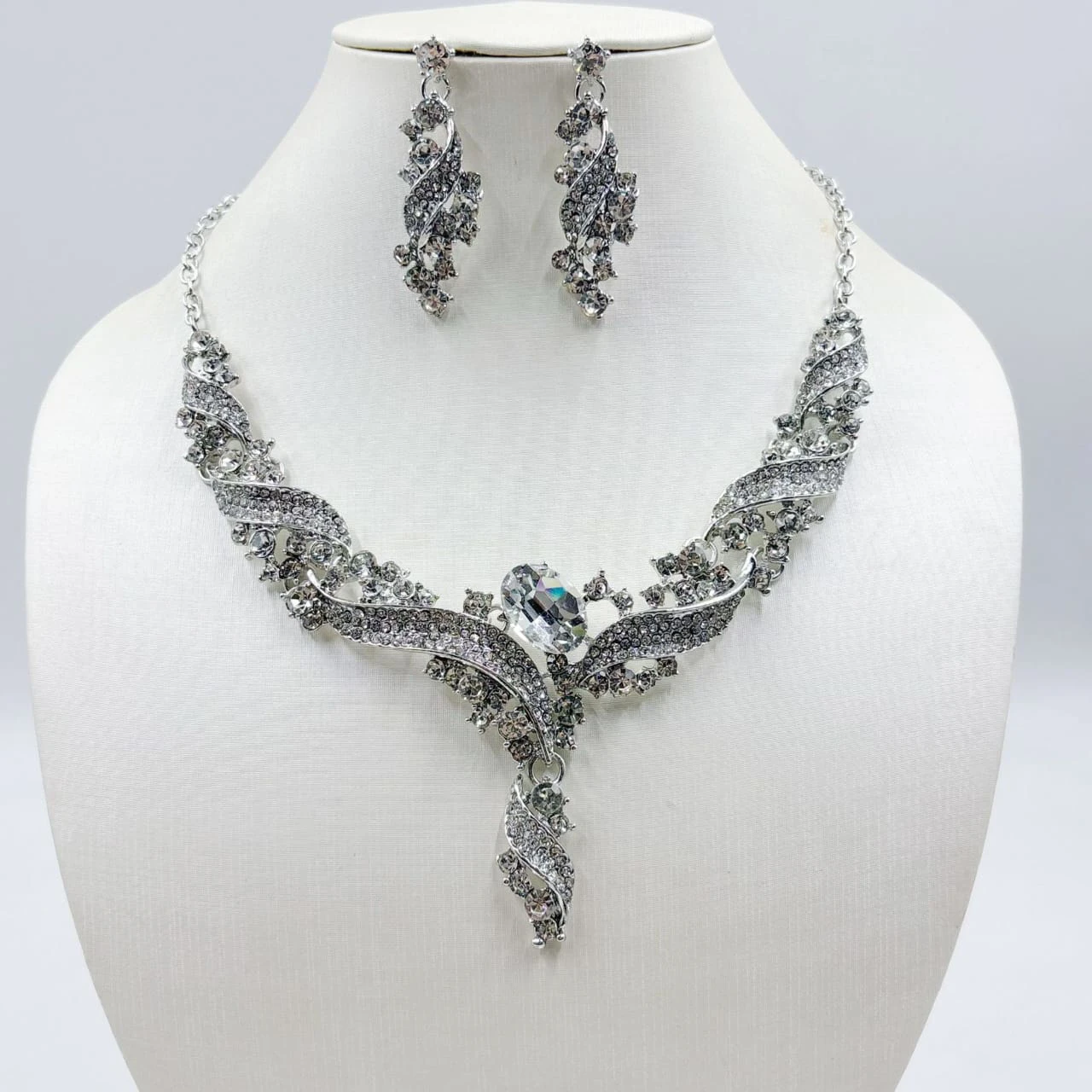 Exaggerated Necklace Earrings Set thumbnail