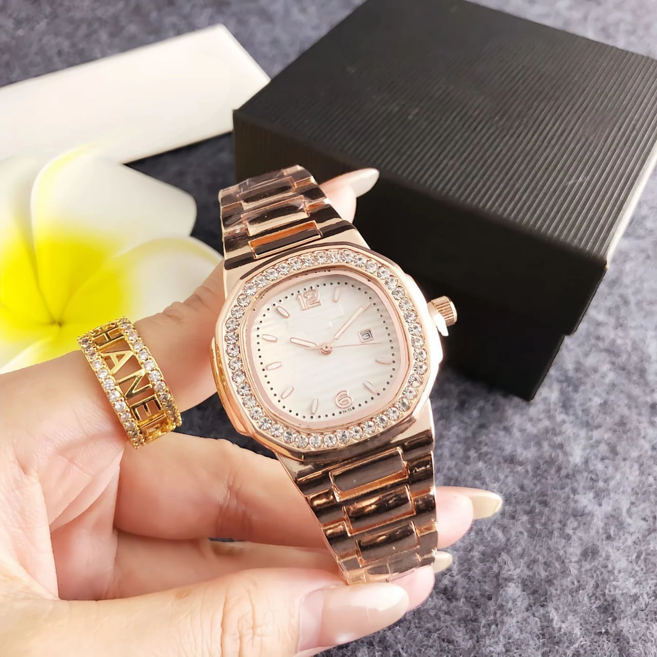 Women's Diamond-Studded Watches thumbnail