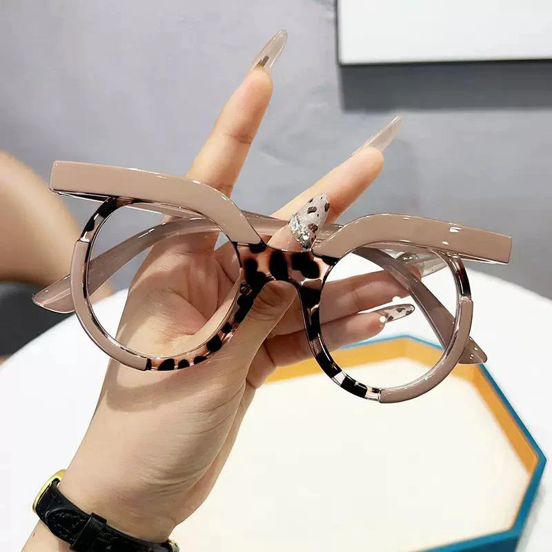 Women's Fashionable Glasses thumbnail
