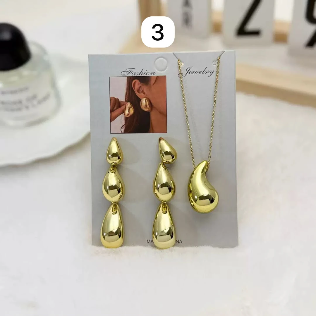 UNIQUE Gold branded star-shaped jewelry set thumbnail