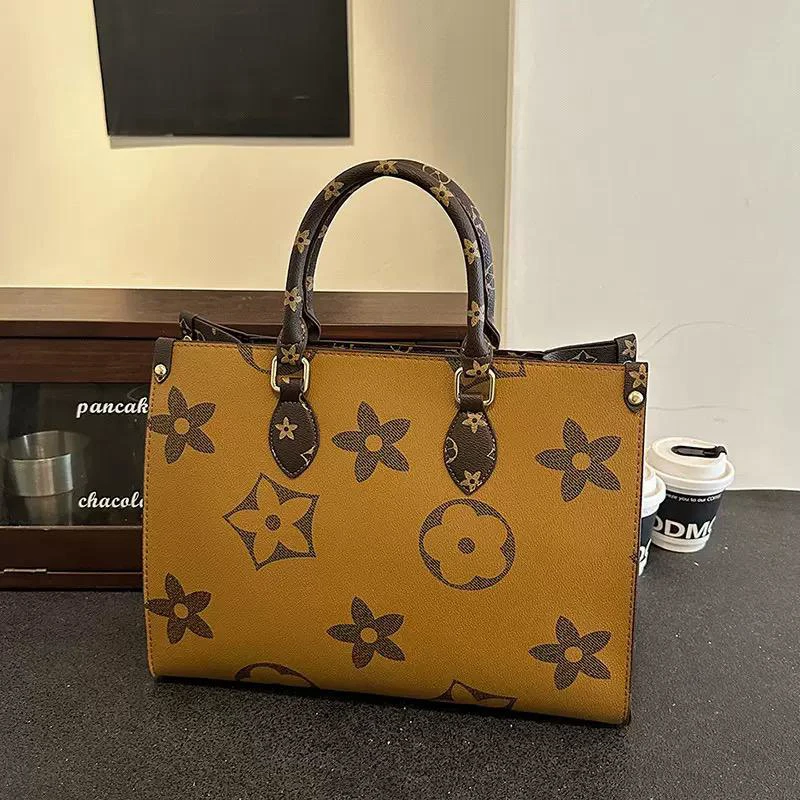 Versatile simple handbag