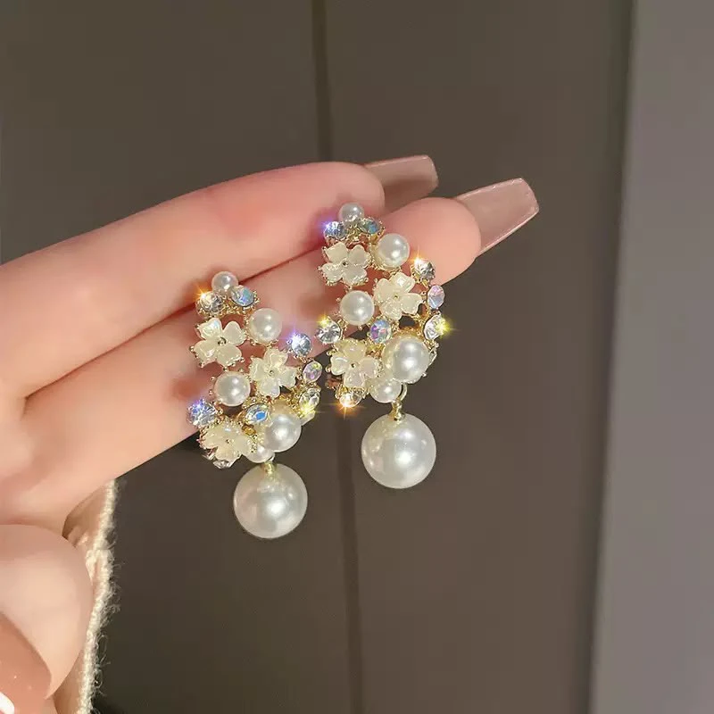 Flower pearl earrings
