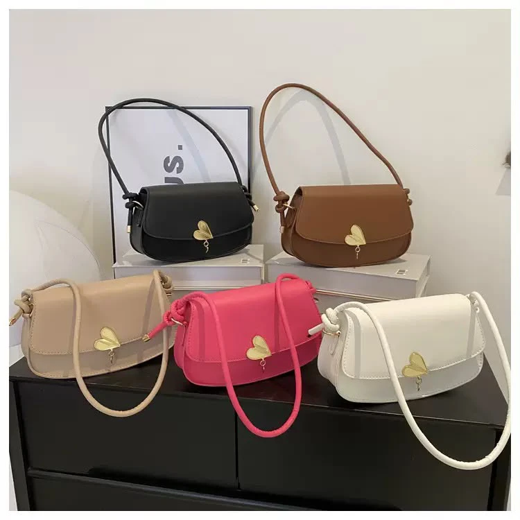 Small heart design shoulder bag