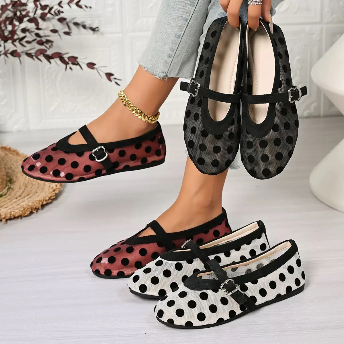 Round toe flat shoes