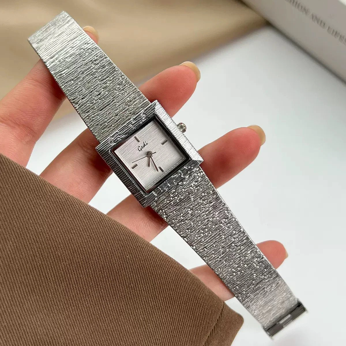 Strip -scale watch fit for women