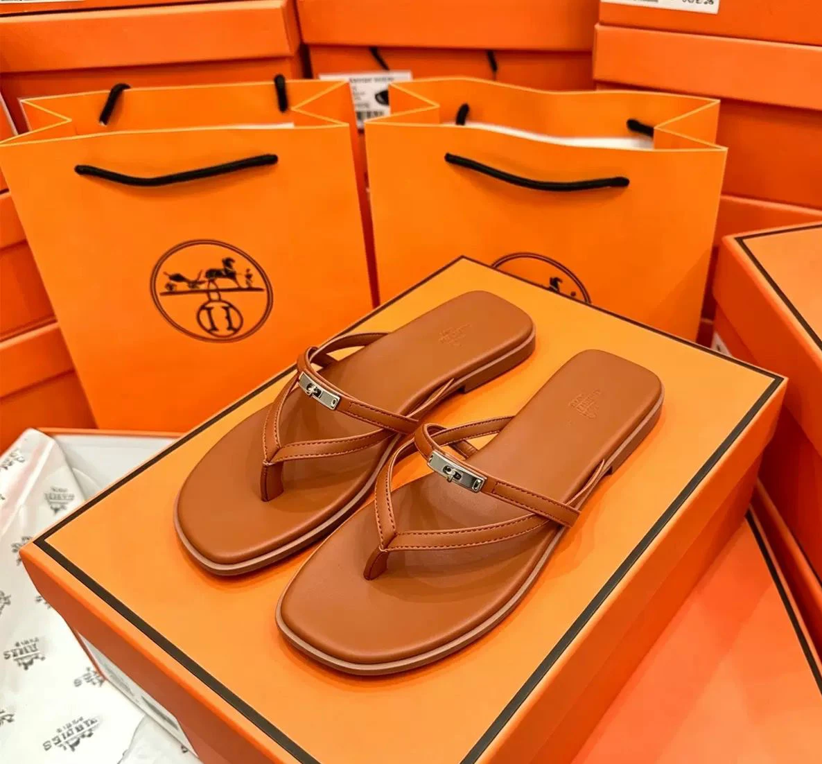Flat flip flops with metal buckle