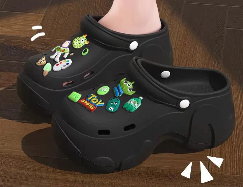 Thick-Soled Outdoor Slippers thumbnail