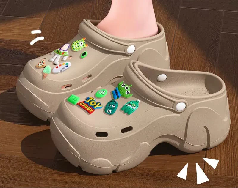 Thick-Soled Outdoor Slippers thumbnail