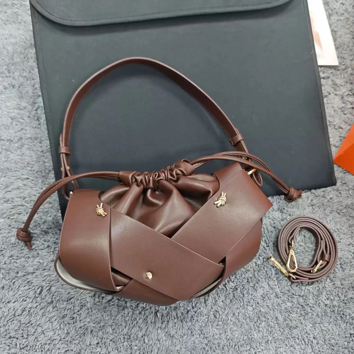 High-End Versatile Underarm Woven Bag thumbnail